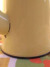 Cafetière en tôle émaillée jaune (années 50)