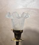 lampe bronze doré art nouveau  ,,tulipe verre  soufflé avec 