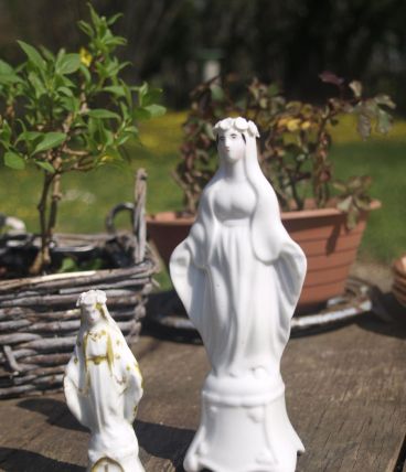  2 anciennes statuettes de dévotion à Marie en porcelaine de