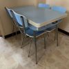 Table cuisine vintage bleu avec 2 rallonges et 4 chaises Ble