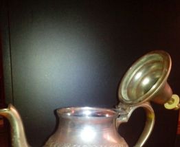 Théière ou cafetière orientale en métal