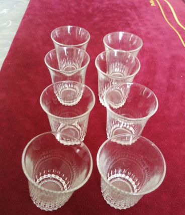 8 verres à liqueur 