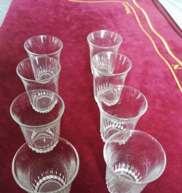8 verres à liqueur 