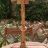 Belle croix en laiton finement décorée