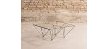 Table basse avec un piétement en métal et un plateau en verr