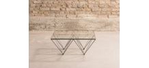 Table basse avec un piétement en métal et un plateau en verr