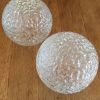 2 Gros globes ronds en verre moulé transparents