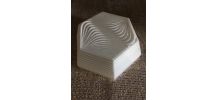 Grand globe art déco hexagonal en opaline blanche