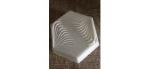 Grand globe art déco hexagonal en opaline blanche