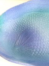  Plat zoomorphe poisson en grès émaillé, signé EB 