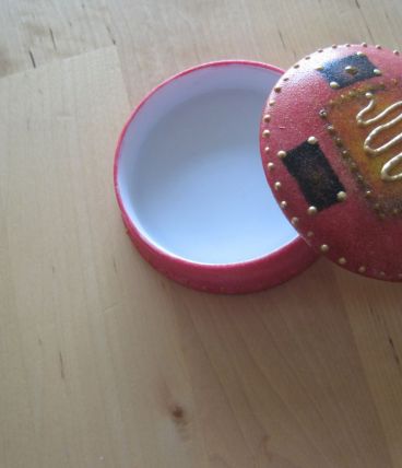 Boite petite ronde en porcelaine peinte main boite a pilules