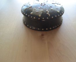Boite petite ronde en porcelaine peinte main boite a pilules