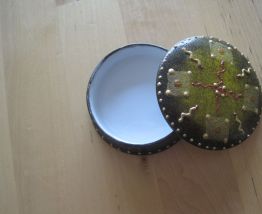 Boite petite ronde en porcelaine peinte main boite a pilules
