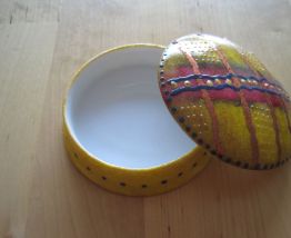 Boite petite ronde en porcelaine peinte main boite a pilules