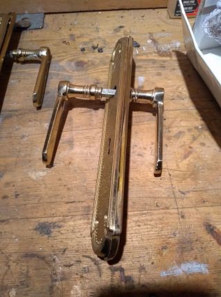 poing de porte en laiton