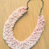Collier en perles de rocaille rose pâle poudré tissage bohem