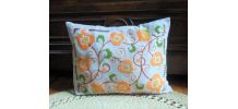 Joli coussin brodé à la main 
