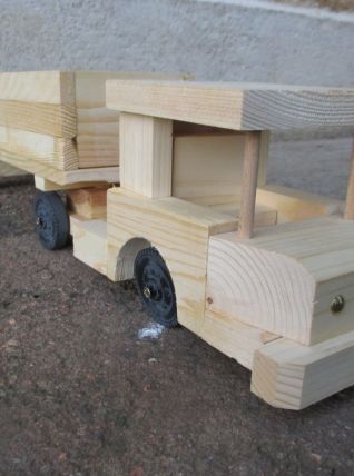 camion fait à la main à partir de roues mobiles en bois
