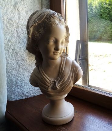 Buste jeune fille en plâtre 