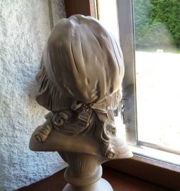 Buste jeune fille en plâtre 