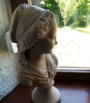 Buste jeune fille en plâtre 