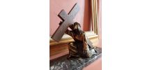 Statuette Jésus-Christ portant sa croix