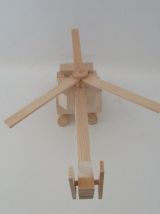 hélicoptère en bois avec hélices tournantes
