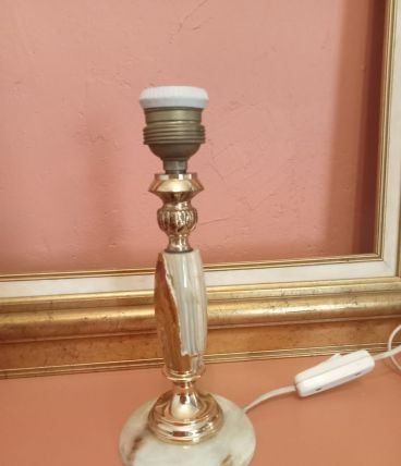 Petit et élégant  pied lampe à poser en onyx