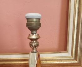 Petit et élégant  pied lampe à poser en onyx