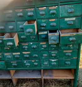 Ancien meuble de quincaillerie 