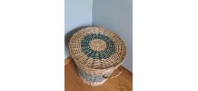 Panier à linge couvert en osier et raphia