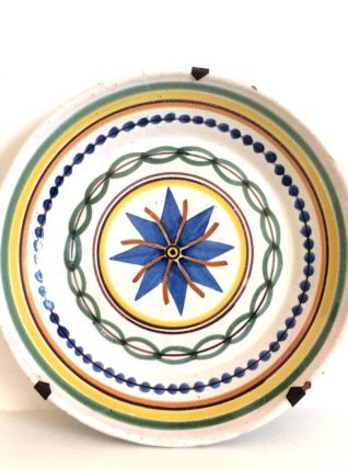 Nevers ou Auxerrois, assiette en faïence vers 1800 