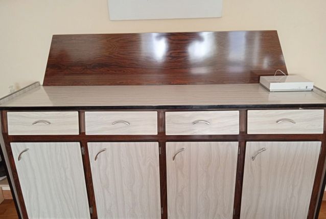 Meuble buffet bas en formica