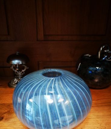Vase artisanal en verre bleu avec filigrane