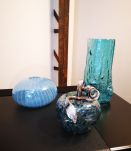 Vase artisanal en verre bleu avec filigrane