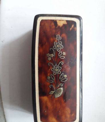 Tabatière ancienne en corne avec un décor floral