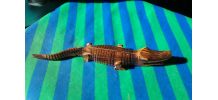 crocodile en bois articulé  par lanière 