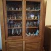 Bibliothèque vitrine une porte vitrée