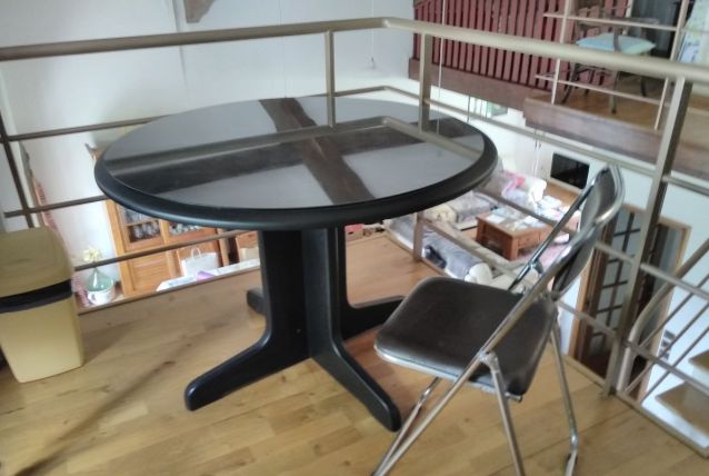 Table de réunion + 4 chaises pliantes