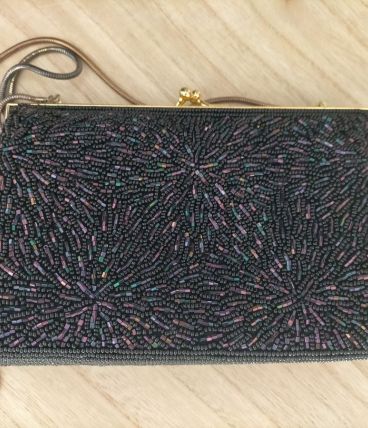 sac perles rétro noir reflets mauve vert bleu