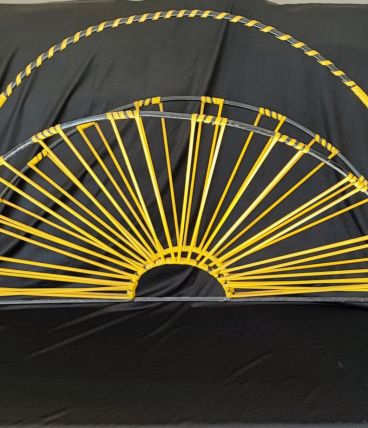 GRAND PORTE-REVUES EN METAL NOIR ET FILS DE SCOUBIDOU JAUNE