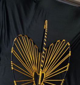 GRAND PORTE-REVUES EN METAL NOIR ET FILS DE SCOUBIDOU JAUNE