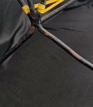 GRAND PORTE-REVUES EN METAL NOIR ET FILS DE SCOUBIDOU JAUNE