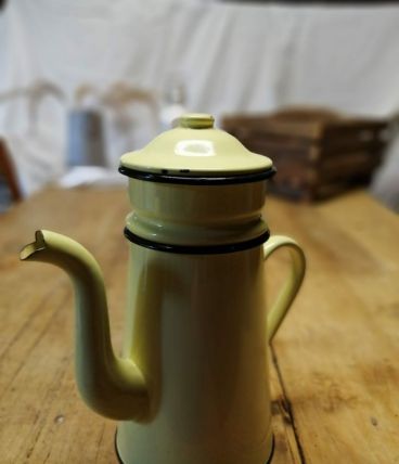 Cafetière en tôle émaillée
