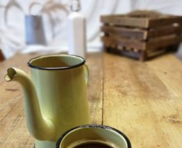 Cafetière en tôle émaillée