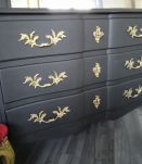 Commode galbée noire style Louis XV
