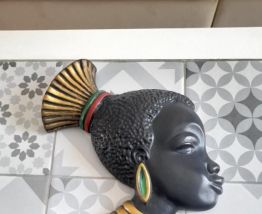 Figurine murale en platre