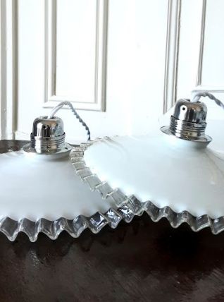 Paire de suspensions en opaline dentelées