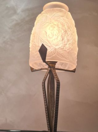 lampe fer forgé  12x30, tulipe verre moulé pressé   tres bel