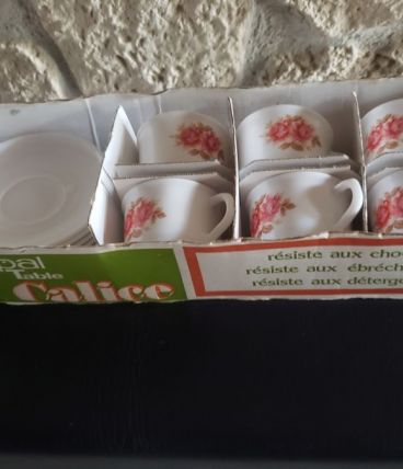 6 tasses et leurs soucoupes, Arcopal vintage des années 70